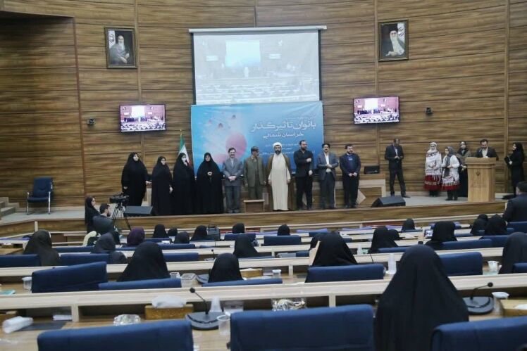 تقدیر از موسس مامیکا در اولین کنگره بانوان تاثیرگذار استان خراسان شمالی